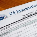 DHS endurece las reglas de asilo: rechazará solicitudes por no pagar la nueva tarifa anual
